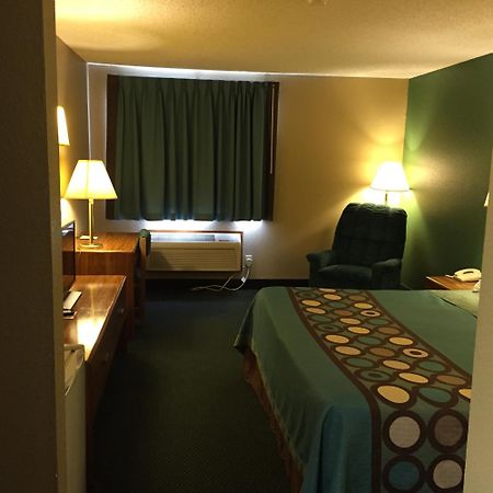 Super 8 By Wyndham Parsons Motel Exterior photo