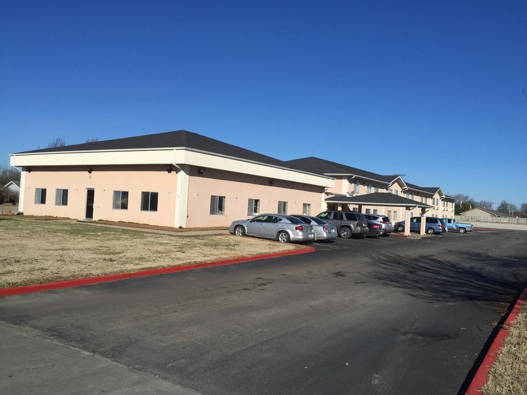 Super 8 By Wyndham Parsons Motel Exterior photo