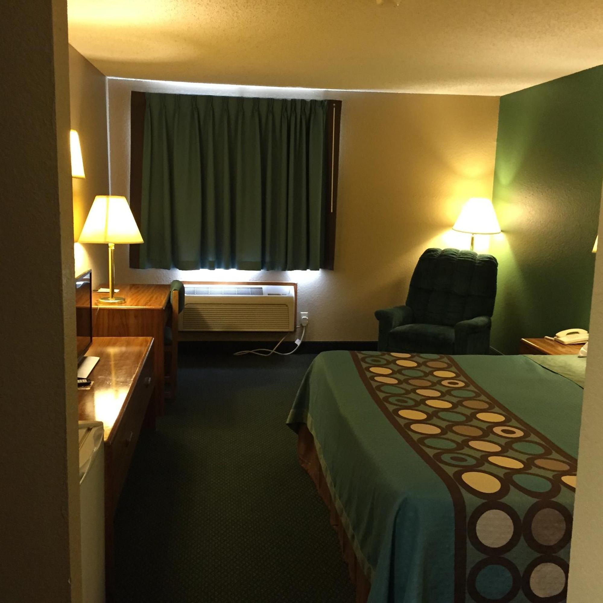Super 8 By Wyndham Parsons Motel Exterior photo